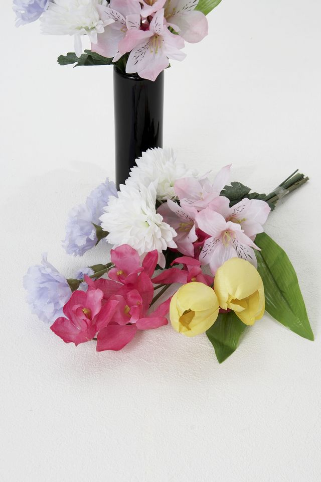 【造花 仏花】胡蝶蘭とマム&ダリアモダンメモリアル供花セット(左右1対)