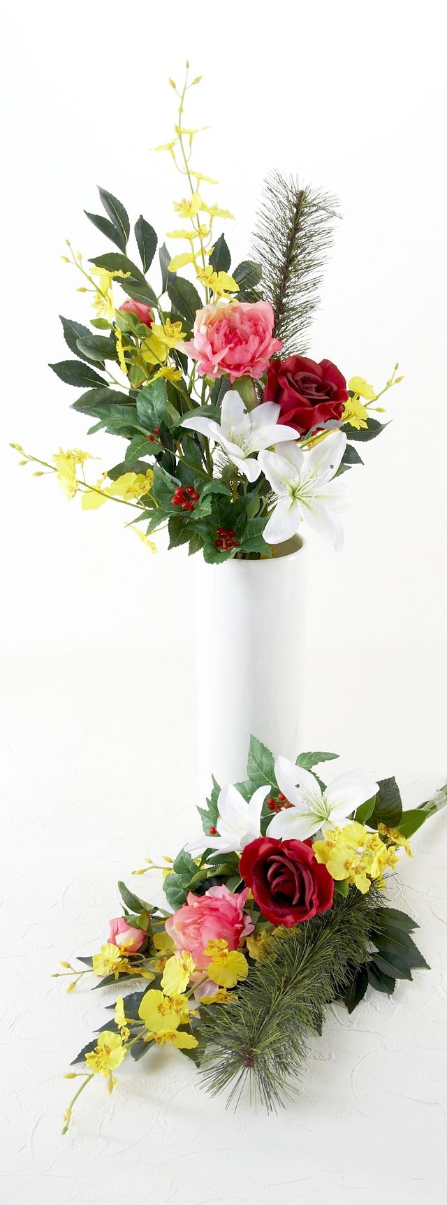 【造花の仏花・供花・お正月向け造花花束】深紅のバラと百合などの艶やか迎春供花セット（左右１対）